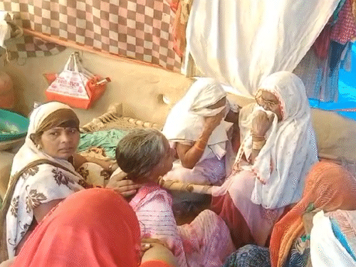 ਤਸਵੀਰ ਅੰਜ ਦੇ ਘਰ ਦੀ ਹੈ. ਉਸਦੇ ਪਰਿਵਾਰਕ ਮੈਂਬਰ ਇੱਕ ਰੋਣ ਵਾਲੀ ਸਥਿਤੀ ਵਿੱਚ ਹਨ.
