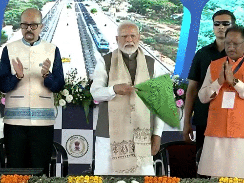 बिलासपुर में आयोजित सभा में प्रधानमंत्री नरेंद्र मोदी ने नवारायपुर-रायपुर-अभनपुर ट्रेन को हरी झंडी दिखाई। - Dainik Bhaskar