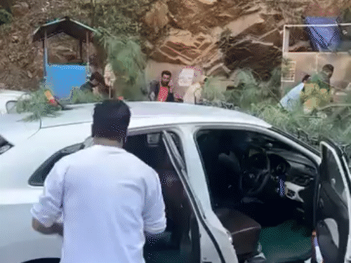 Himachal News: Manikaran Gurudwara Tree Fell Vehicles Several People Died  Kullu Update | मणिकर्ण गुरुद्वारे के पास लैंडस्लाइड, 6 की मौत: कई लोगों के  घायल होने की सूचना, रेस्क्यू ...