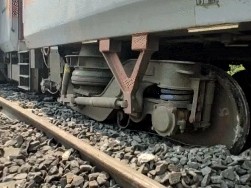 ਪ੍ਰੋ ਅਸ਼ੋਕ ਮਿਸ਼ਰਾ ਨੇ ਕਿਹਾ ਕਿ ਇਹ ਹਾਦਸਾ ਐਤਵਾਰ ਨੂੰ ਲਗਭਗ 12 ਦੁਪਿਹਰ ਹੋਏ ਹਨ. 11 ਏਸੀ ਕੋਚ ਮਿਰ. - ਡੈਨਿਕ ਭਾਸਕਰ