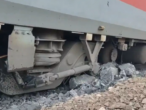 Bengaluru Kamakhya Express Train Accident Photos Update | Odisha Cuttack |  ओडिशा के कटक में कामाख्या एक्सप्रेस डिरेल: 11 एसी कोच पटरी से उतरे, सभी  यात्री सुरक्षित; मेडिकल और ...