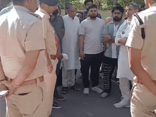 ਏਸੀਪੀ ਸੁਖਬੀਰ ਸਿੰਘ ਗੁਰੂਗ੍ਰਾਮ ਵਿੱਚ ਮ੍ਰਿਤਕ ਵਿਅਕਤੀ ਦੇ ਪਰਿਵਾਰ ਨੂੰ ਸਮਝਾਉਂਦੇ ਹੋਏ