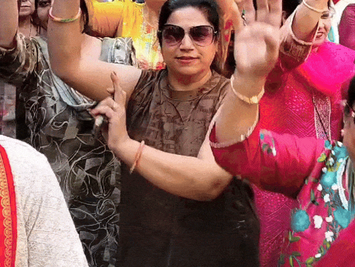 महिलाओं ने भी शोभा यात्रा में भाग लिया।