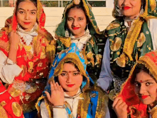 ਸਥਾਨਕ ਕਲਾਕਾਰ ਪ੍ਰੋਗਰਾਮ ਵਿੱਚ ਸਭਿਆਚਾਰਕ ਪ੍ਰਦਰਸ਼ਨ ਕਰਨ ਲਈ ਪਹੁੰਚੇ.