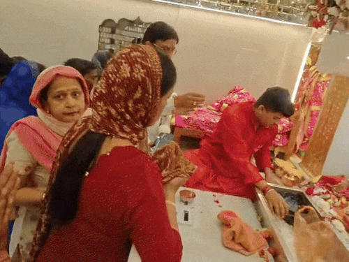 मंदिर में उमड़ी भक्तों की भीड़।