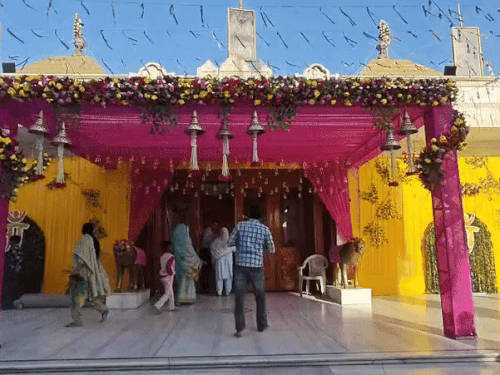 फूलों से सजाया गया मां का दरबार।