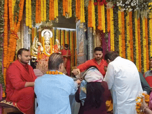 श्री देवी तालाब मंदिर के अंदर सजा मां का दरबार।