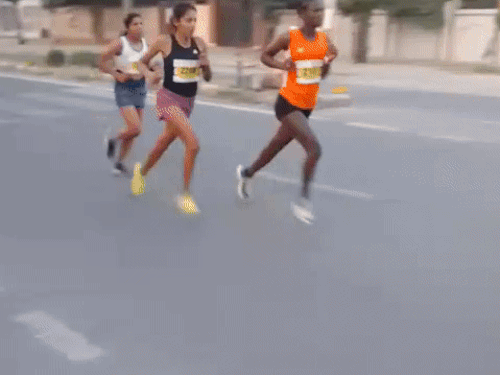 21 ਕਿਲੋਮੀਟਰ ਮਰਾਥਨ ਵਿਚ ਹਿੱਸਾ ਲੈਣ ਵਾਲੀਆਂ ਮੁਟਿਆਰਾਂ.