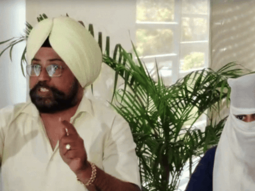 पंचकूला में प्रेस कॉन्फ्रेंस करते युवती और उसका वकील।