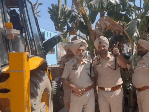 ਗੁਰਮੀਤ ਸਿੰਘ, ਜਲੰਧਰ ਦੇਹ ਦੀ ਪੁਲਿਸ ਦਾ ਐਸਐਸਪੀ, ਜੋ ਕਬਜ਼ੇ ਨੂੰ ਦੂਰ ਕਰਨ ਲਈ ਮੌਕੇ ਤੇ ਪਹੁੰਚ ਗਿਆ.