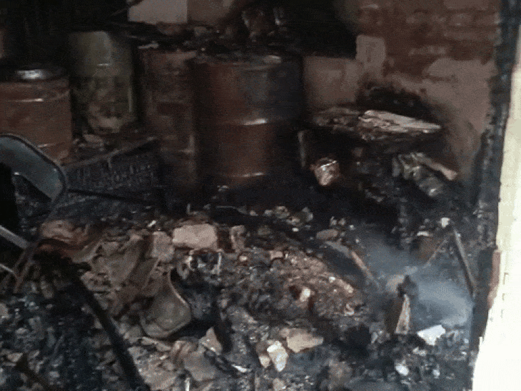 इसी कमरे में राजेंद्र सिंह सो रहे थे। वे बाहर नहीं निकल पाए और जलकर मौत हो गई।