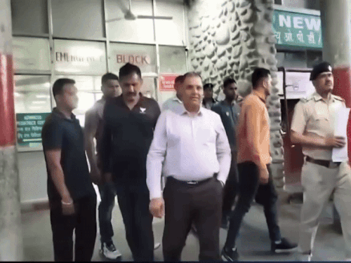 गिरफ्तार इंस्पेक्टर सहित दोनों पुलिसकर्मी। - Dainik Bhaskar