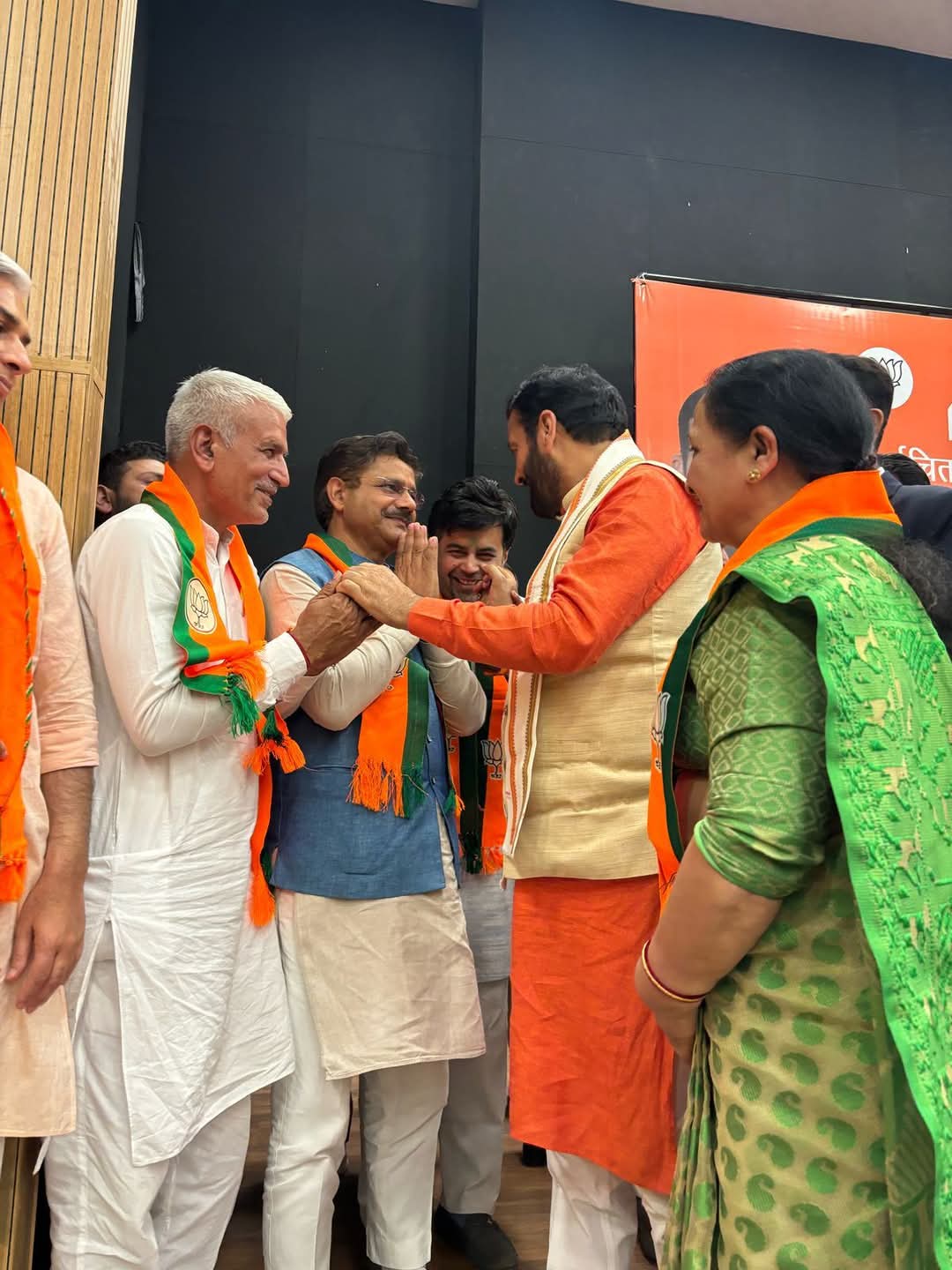 गुरुग्राम महानगर पटौदी के नवनियुक्त जिलाध्यक्ष अजीत सिंह मुख्यमंत्री से मिलते हुए।