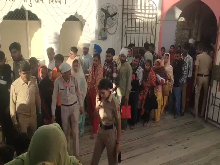 ਨਵੇਰਾਤਰੀ ਦੇ ਪਹਿਲੇ ਦਿਨ ਭਾਂਤ ਭਾਂਤ ਭਪੜੇ ਮਨੁੱਖਾਂ ਵਿੱਚ ਇਕੱਤਰ ਹੋਏ