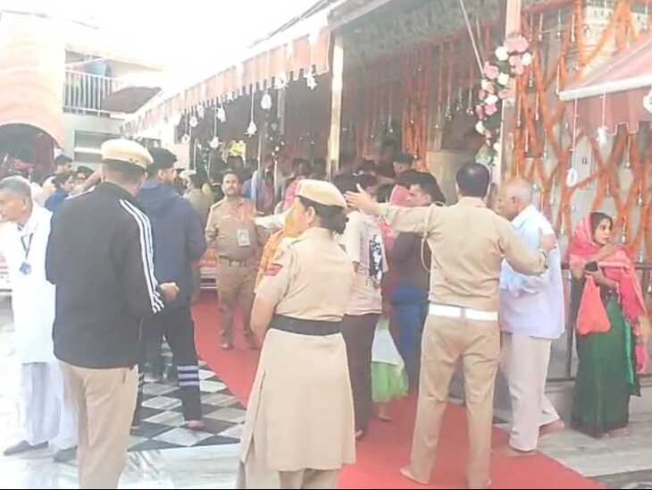 भव्य रूम में सजाया गया मंदिर