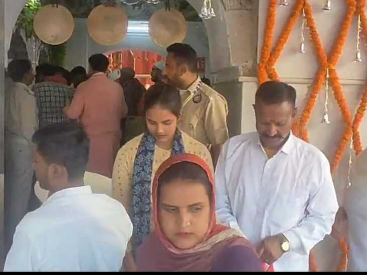 माथा टेक कर चेहरे पर छाया सुकून