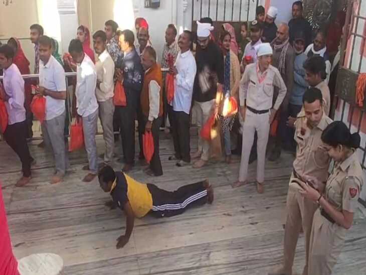 मंदिर में पहुंचे श्रद्धालु