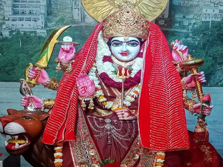 वैष्णो देवी मंदिर, राजापार्क में सुबह 6:30 बजे घटस्थापना की गई।