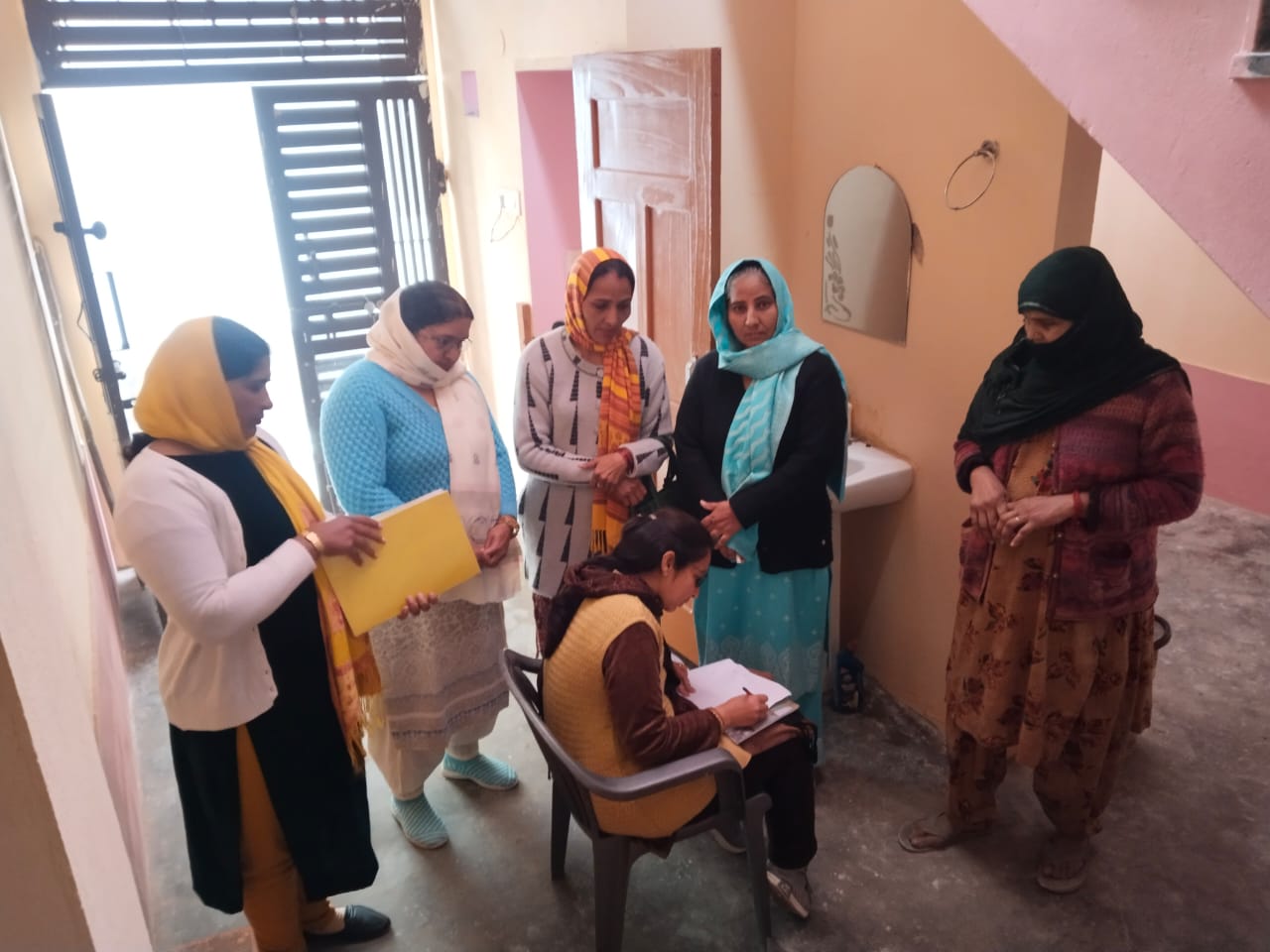 ਜੀਂਦ ਜ਼ਿਲ੍ਹੇ ਦੇ ਇੱਕ ਪਿੰਡ ਵਿੱਚ ਇੱਕ ਟੀਮ ਦਾ ਸਰਵੇਖਣ.