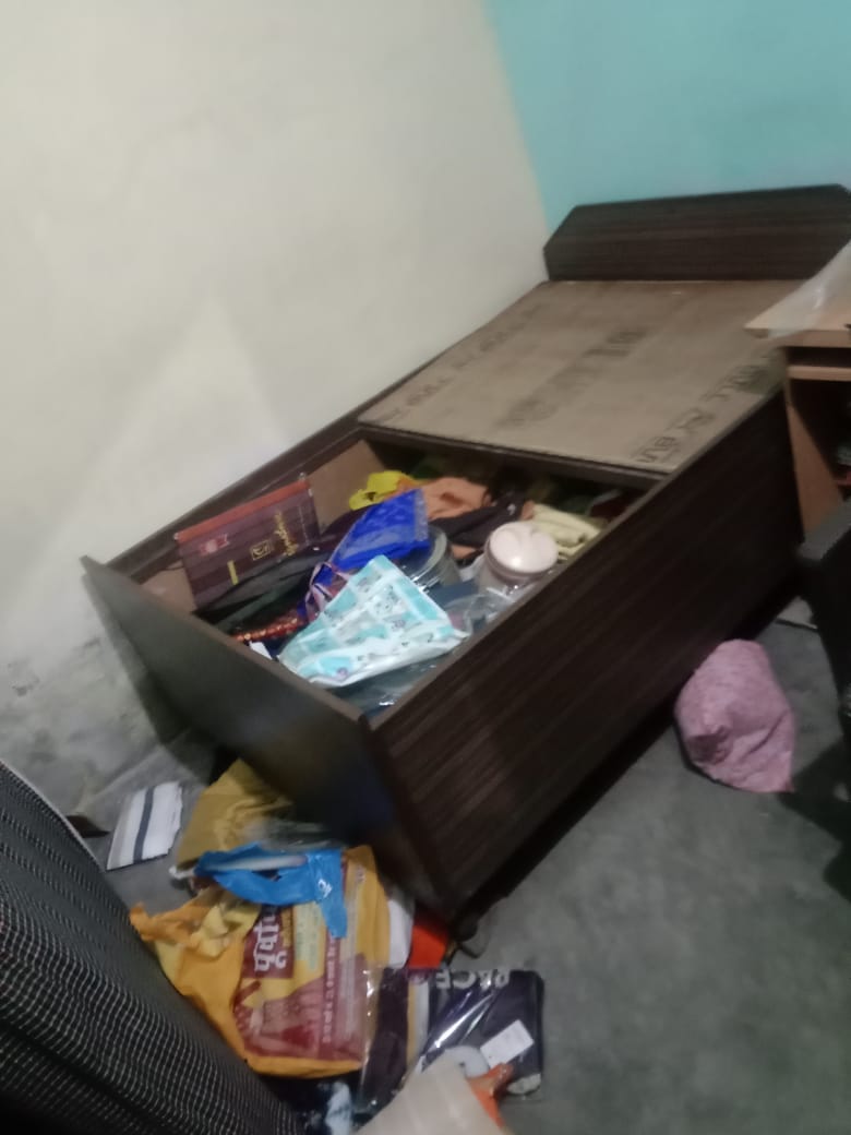 घर में चोरी के बाद बिखरा पड़ा सामान।