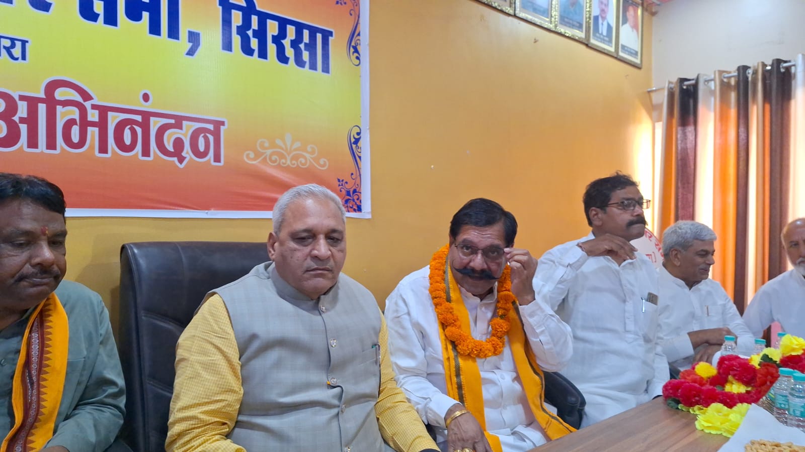 सिरसा में रानियां रोड स्थित कुम्हार धर्मशाला में आयोजित पत्रकार वार्ता में मौजूद कैबिनेट मंत्री रणबीर सिंह गंगवा, चेयरमैन वीर शांति स्वरूप व अन्य।