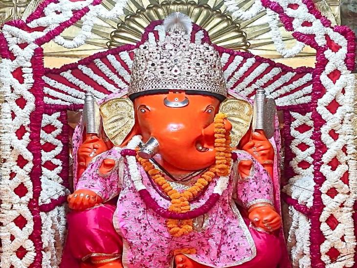 नववर्ष के अवसर पर मोती डूंगरी मंदिर में भगवान श्री गणेशजी महाराज फूल बंगले में विराजमान हुए