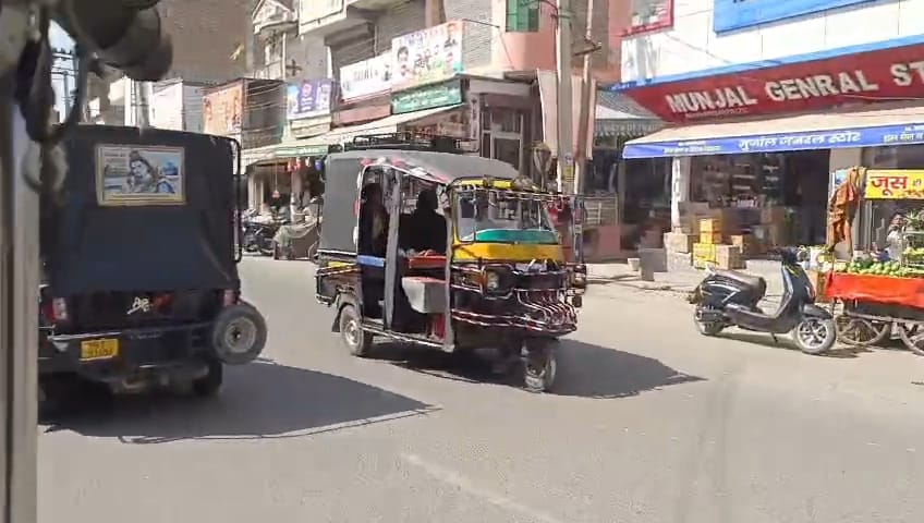 ਸ਼ਹਿਰ ਵਿਚ ਆਟੋ ਚੱਲ ਰਿਹਾ ਹੈ.