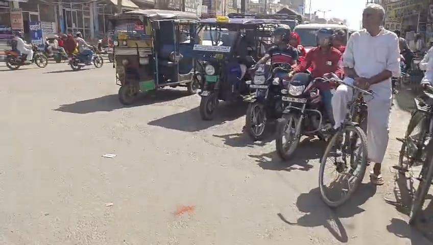 ਜੀਂਦ ਪਟਿਆਲਾ ਚੌਕ ਦੀ ਆਵਾਜਾਈ ਦੀ ਰੌਸ਼ਨੀ 'ਤੇ ਖੜੇ ਆਟੋ ਅਤੇ ਈ-ਕ੍ਰਿਕਸ