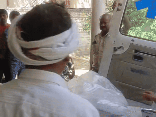 डेडबॉडी को शवगृह में शिफ्ट करते हुए परिजन। - Dainik Bhaskar