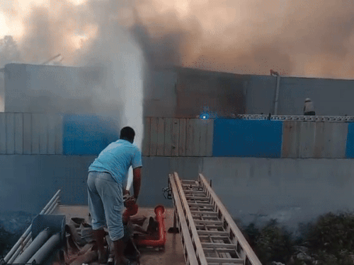 आग बुझाता फायर कर्मी