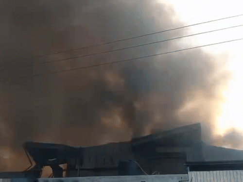 फैक्ट्री से निकलता धुआं