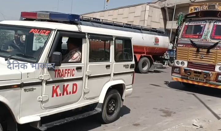 ਸਪੂਨਪਤ ਖਾਰਖੁਡਾ ਪੂਜਾ ਵਿਖੇ ਪੁਲਿਸ ਮੁਲਾਜ਼ਮ ਮਿਲਕ ਟੈਂਕਰ ਡਰਾਈਵਰ ਤੋਂ