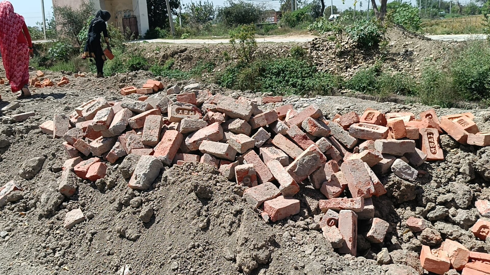 गांव जुआं-2 पंचायत में श्मशान घाट की चारदीवारी के लिए रखी निर्माण सामग्री