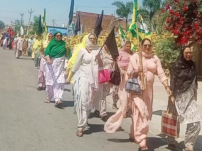 Women ਰਤਾਂ ਨੇ ਗੁੱਸੇ ਨੂੰ ਬਾਹਰ ਕੱ .ਿਆ.