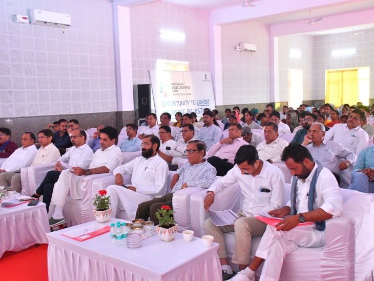 समारोह में मौजूद निवेशक।