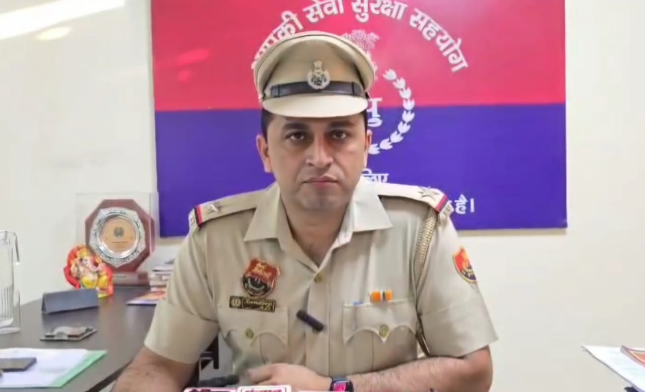 पुलिस प्रवक्ता संदीप कुमार ने तीन पुलिसकर्मियों को सस्पेंड करने की पुष्टि की है।