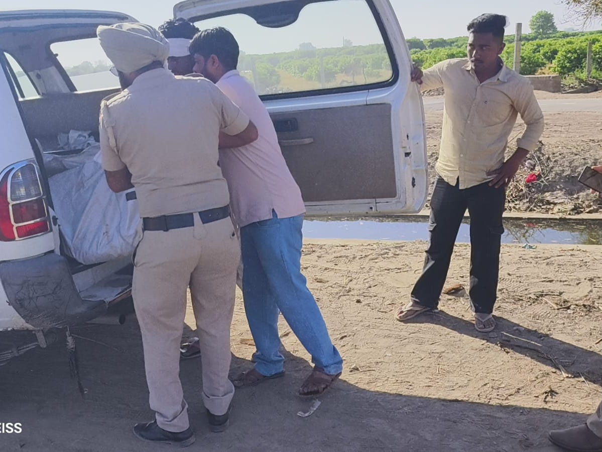 ਪੁਲਿਸ ਦੇ ਜਵਾਨਾਂ ਨੂੰ ਮ੍ਰਿਤਕ ਦੇਹ ਨੂੰ ਕਾਰ ਵਿਚ ਰੱਖਣਾ.