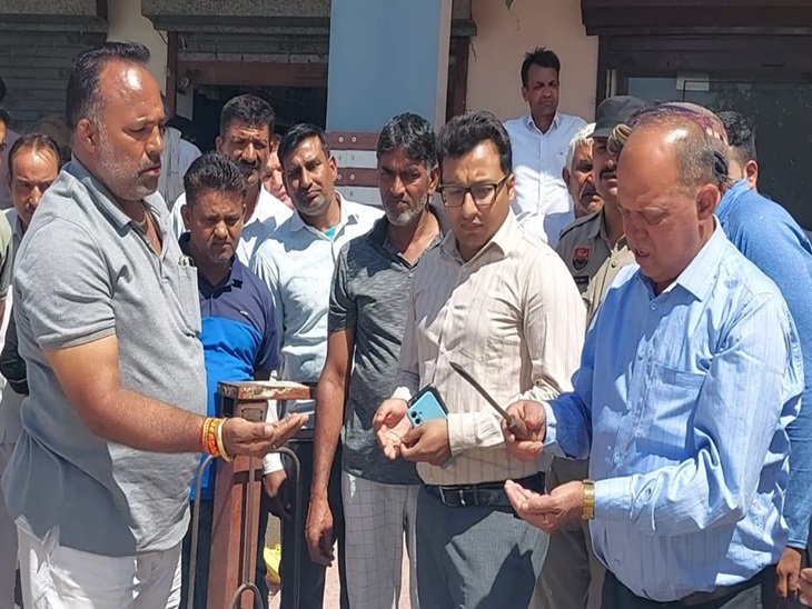 सरसों की जांच एसडीएम उत्सव आनंद।