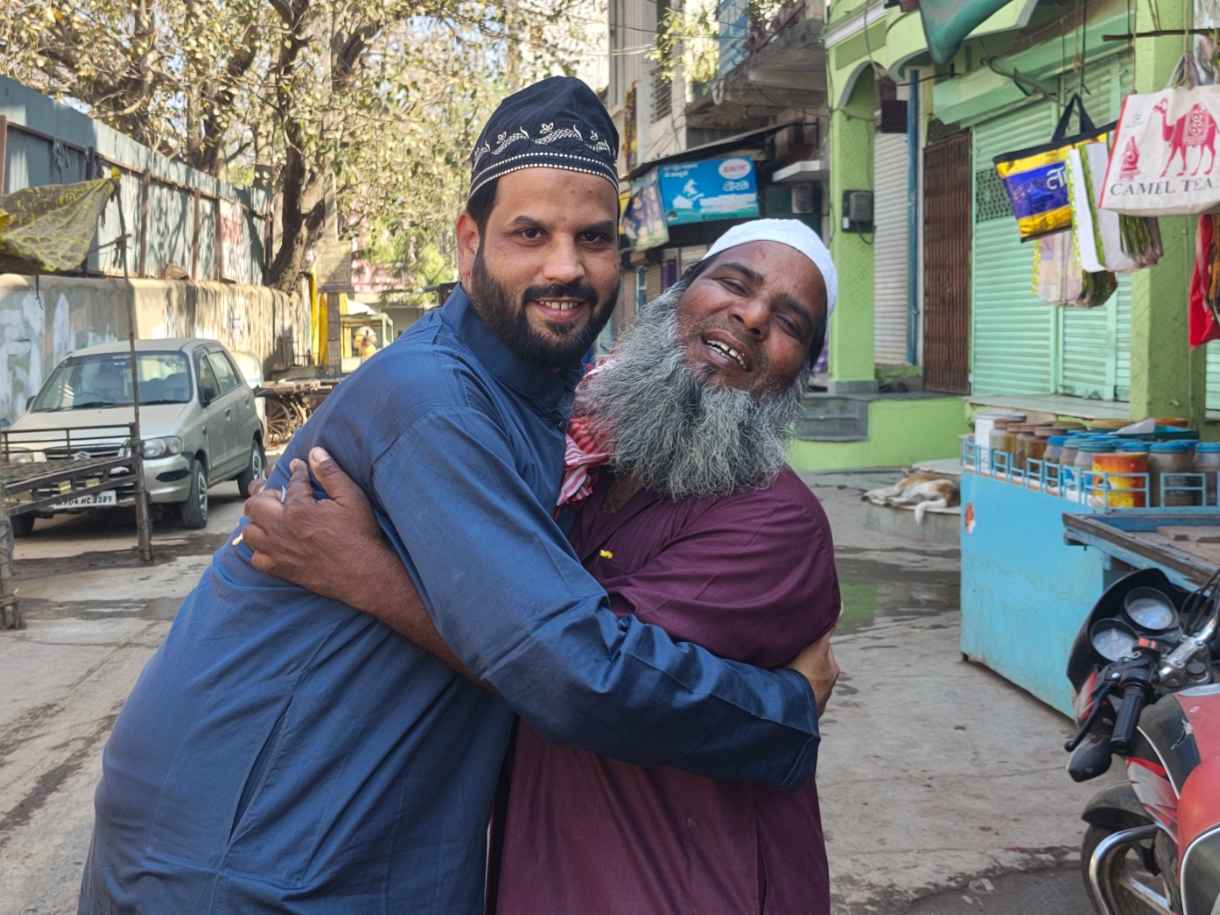 सभी ने एक-दूसरे को गले मिलकर ईद की बधाई दी।