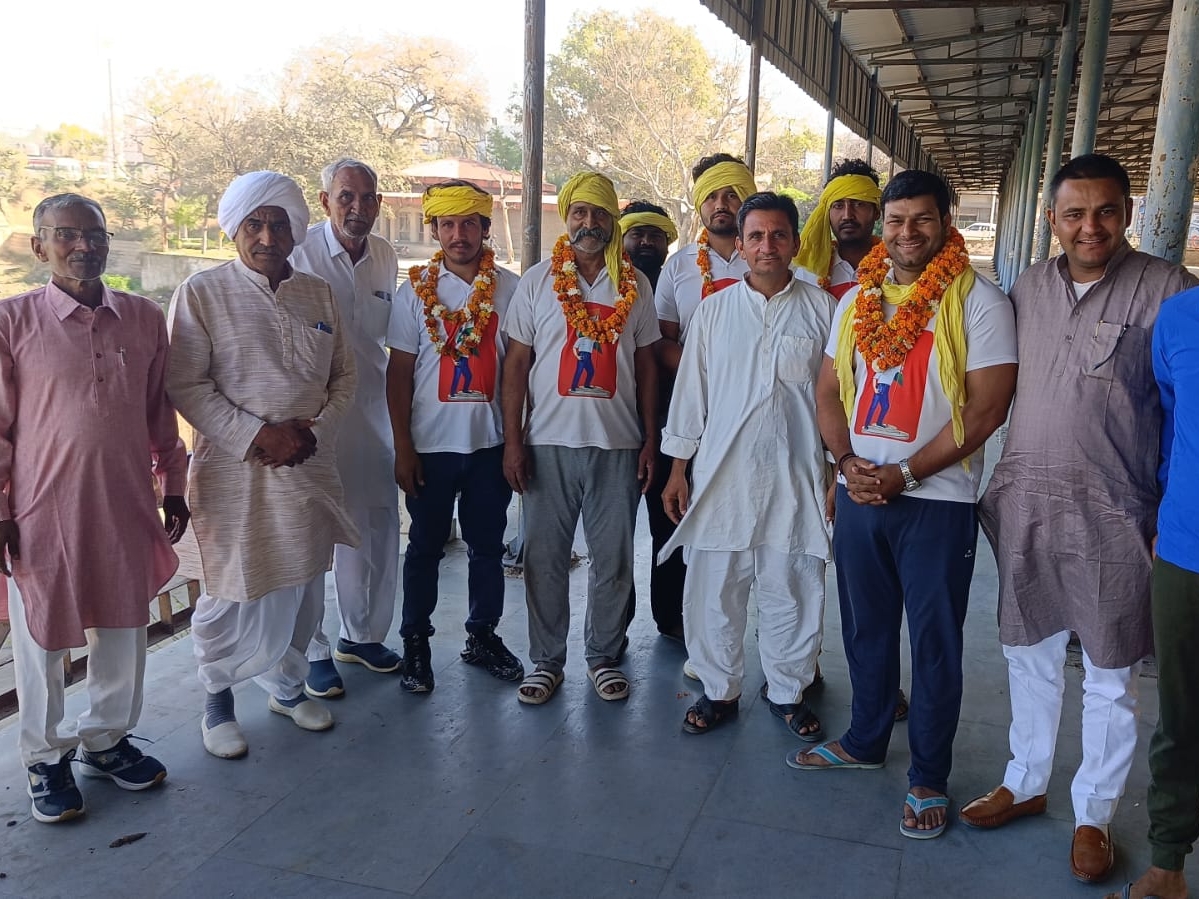 यात्रा का स्वागत करते हुए महम चौबीसी सर्वखाप पंचायत।