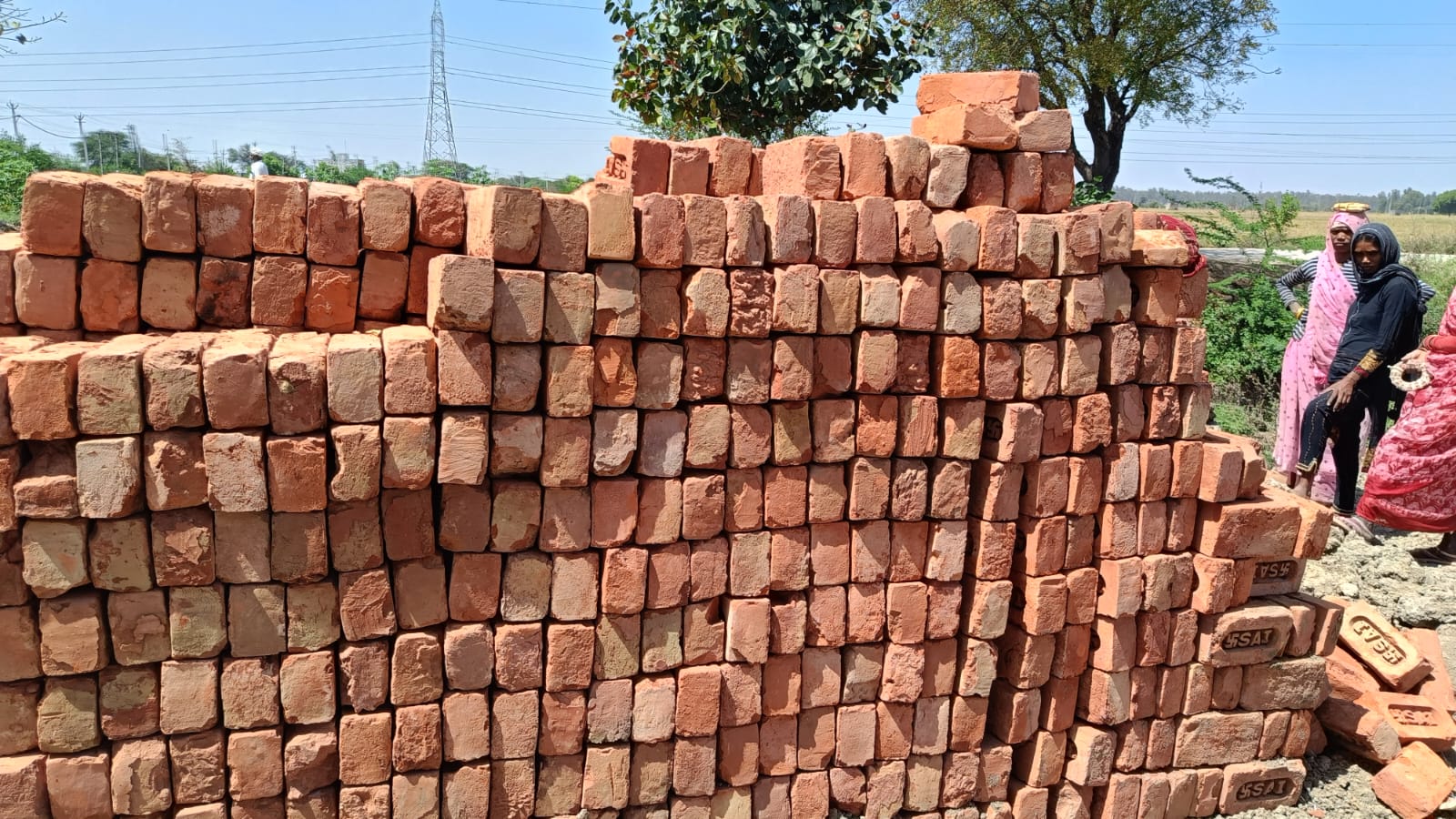 मेटिरियल भी घटिया स्तर का लगाने का आरोप है