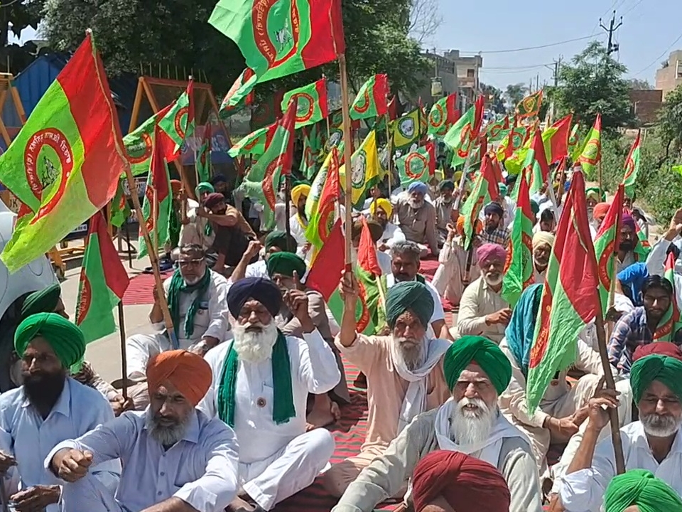 ਧੜ 'ਤੇ ਬੈਠੇ ਕਿਸਾਨ.