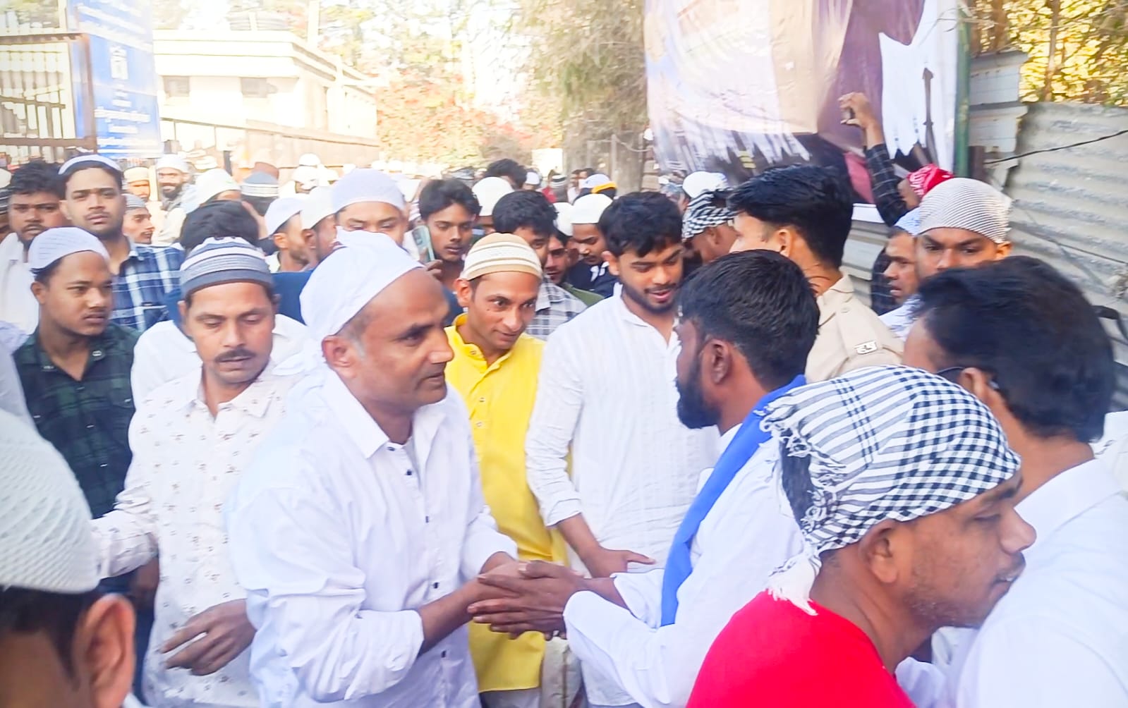 गुरुग्राम में एक दूसरे को ईद की मुबारकबाद देते लोग।