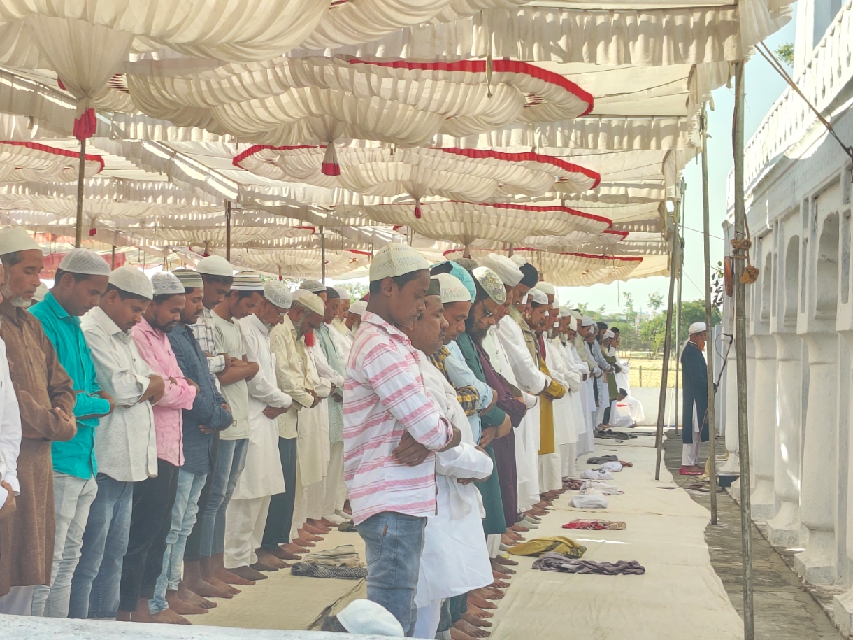 हजारों लोगों ने ईदगाह में अदा की नमाज।