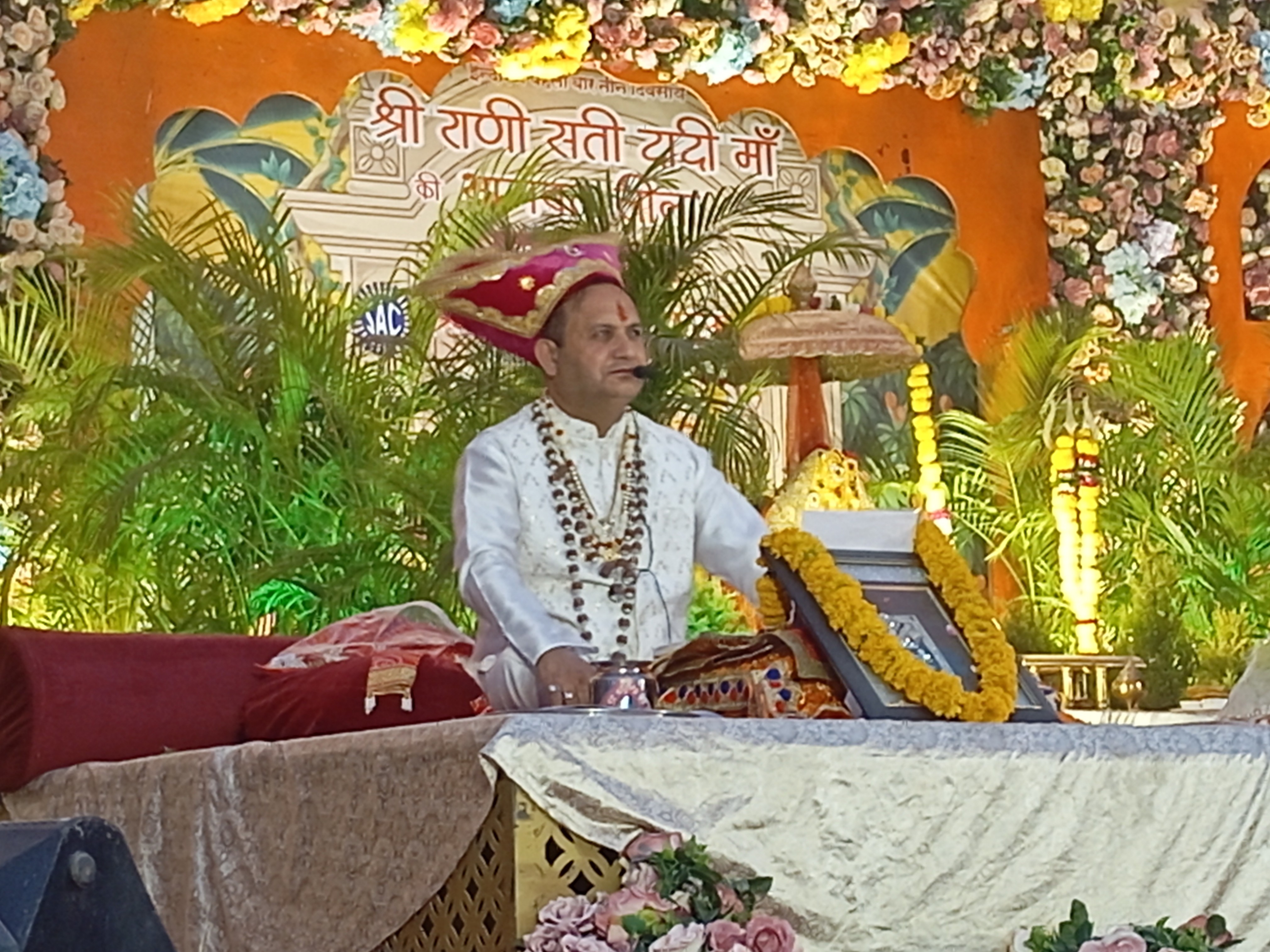 कथावाचक उज्जवल गर्ग ने राणी सती दादी की जीवन गाथा सुनाई।