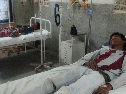 मकान का छज्जा गिरने से घायल स्कूली बच्चों को अस्पताल में भर्ती कराया गया है।