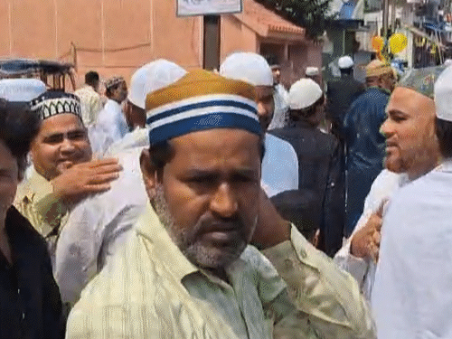 नमाज अदा करने के बाद लोगों ने गले मिलकर एक-दूसरे को ईद की मुबारकबाद दी। - Dainik Bhaskar