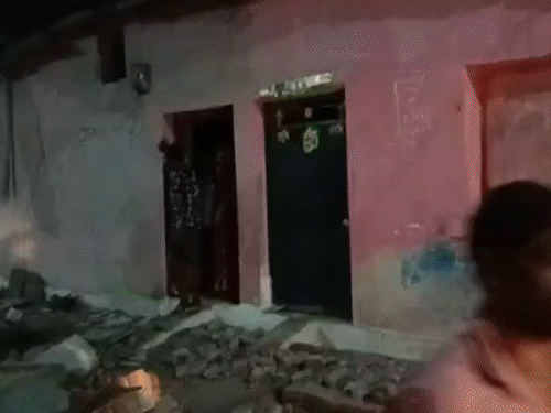 DJ की तेज आवाज से इसी मकान का छज्जा गिरा है, जिसमें 9 घायल और एक मौत हुई है।