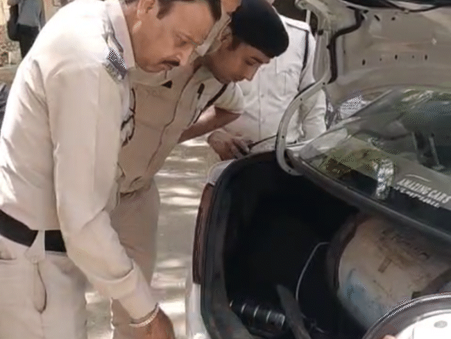 पुलिस ने कार को थाने पहुंचाया। उसकी तलाशी ली।