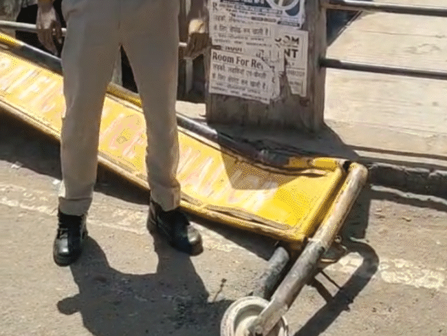 कार सवार युवकों ने बैरिकेड्स को टक्कर मारकर भागने की कोशिश की।